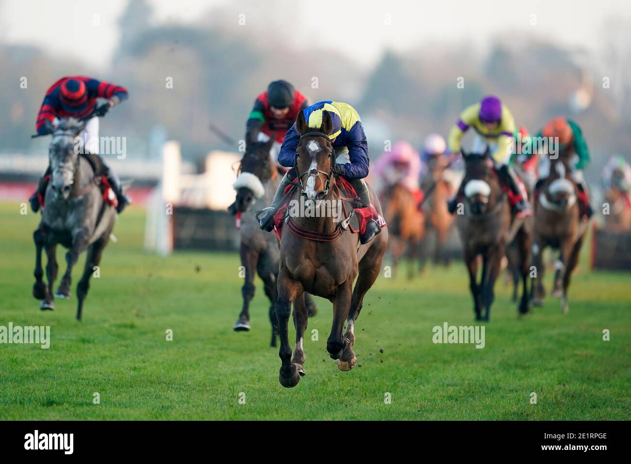 Boreham Bill guidato da ben Jones (al centro) libera l'ultimo a vincere la Ladbrokes Lanzarote handicap Hurtle, all'ippodromo di Kempton Park. Foto Stock