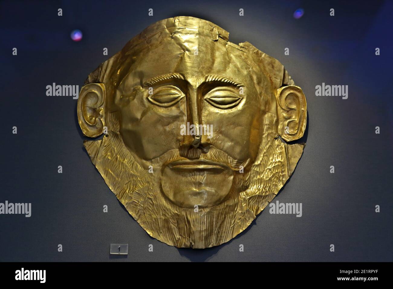Maschera di morte in oro, conosciuta come la ‘mdomanda di Agamemnon’. Micene, come si vede oggi nel Museo Archeologico Nazionale di Atene, Grecia, Europa. Foto Stock