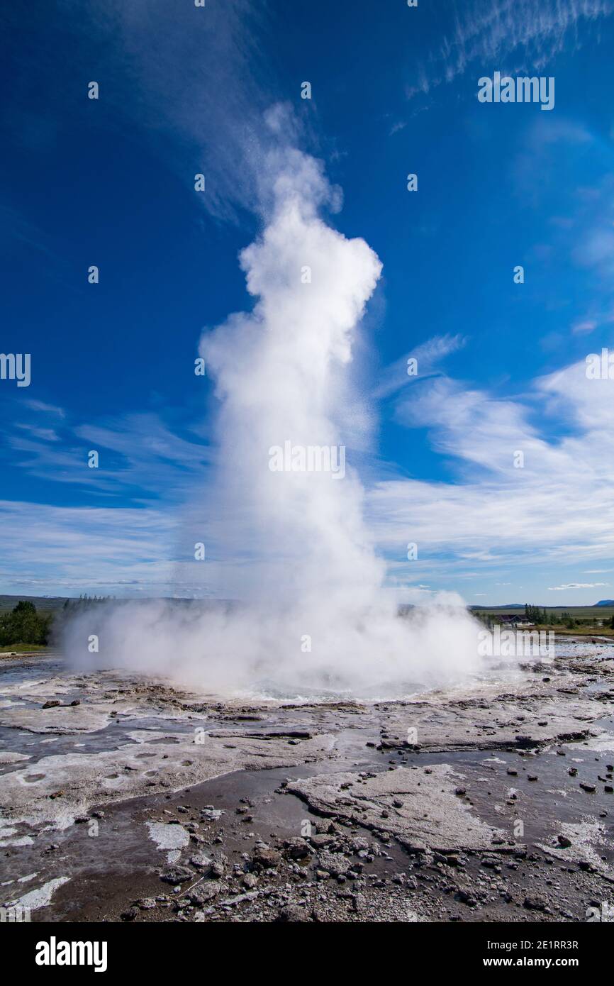 Eruzione del geyser Strokkur nella valle di Haukadalur in Islanda Foto Stock