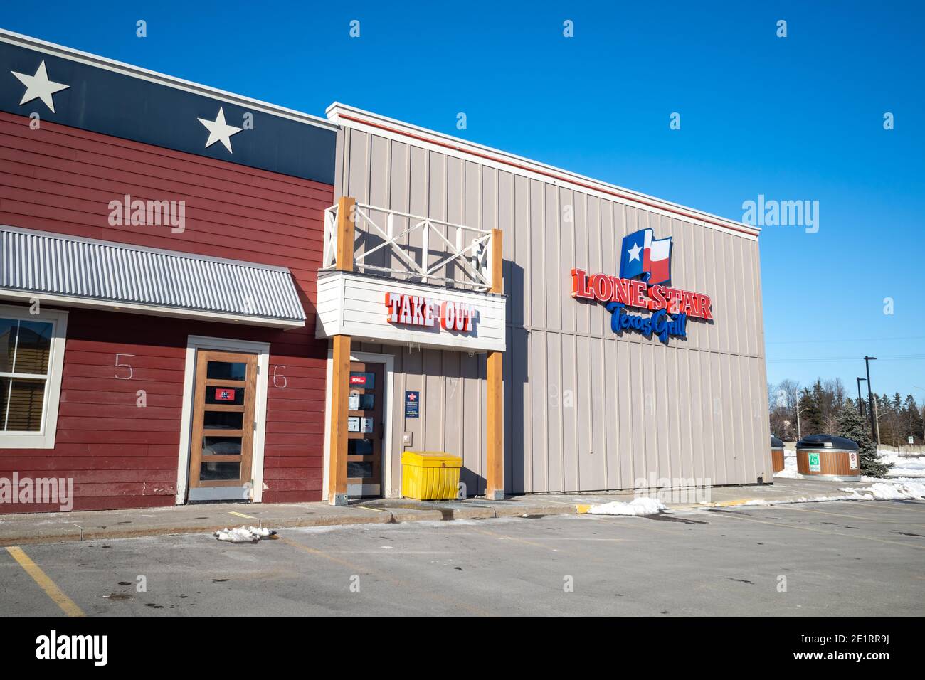 Ottawa, Ontario, Canada - 8 gennaio 2021: L'ingresso da asportare presso un ristorante Lone Star Texas Grill tex-mex adiacente all'Hunt Club Road di Ottawa. Foto Stock