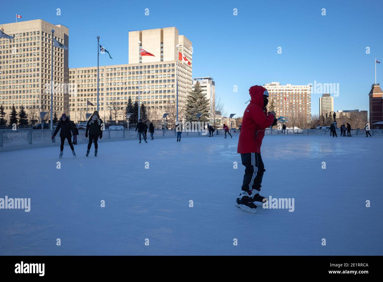 Ottawa, Ontario, Canada - 8 gennaio 2021: Le persone si divertono a pattinare sulla pista refrigerata all'aperto di Rink of Dreams presso il municipio di Ottawa. La pista ha impo Foto Stock