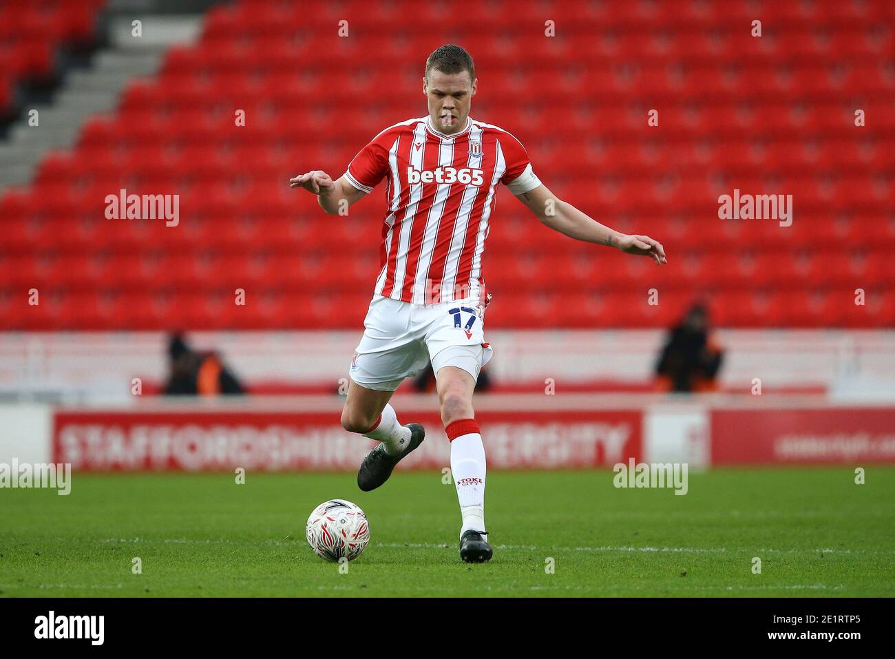 Stoke on Trent, Regno Unito. 09 gennaio 2021. Ryan Shawcross di Stoke City in azione. La terza partita della fa Cup Emirates, Stoke City contro Leicester City allo stadio Bet365 di Stoke on Trent sabato 9 gennaio 2021. Questa immagine può essere utilizzata solo per scopi editoriali. Solo per uso editoriale, è richiesta una licenza per uso commerciale. Nessun uso in scommesse, giochi o un singolo club/campionato/giocatore publications.pic di Chris Stading/Andrew Orchard sports photography/Alamy Live News Credit: Andrew Orchard sports photography/Alamy Live News Foto Stock