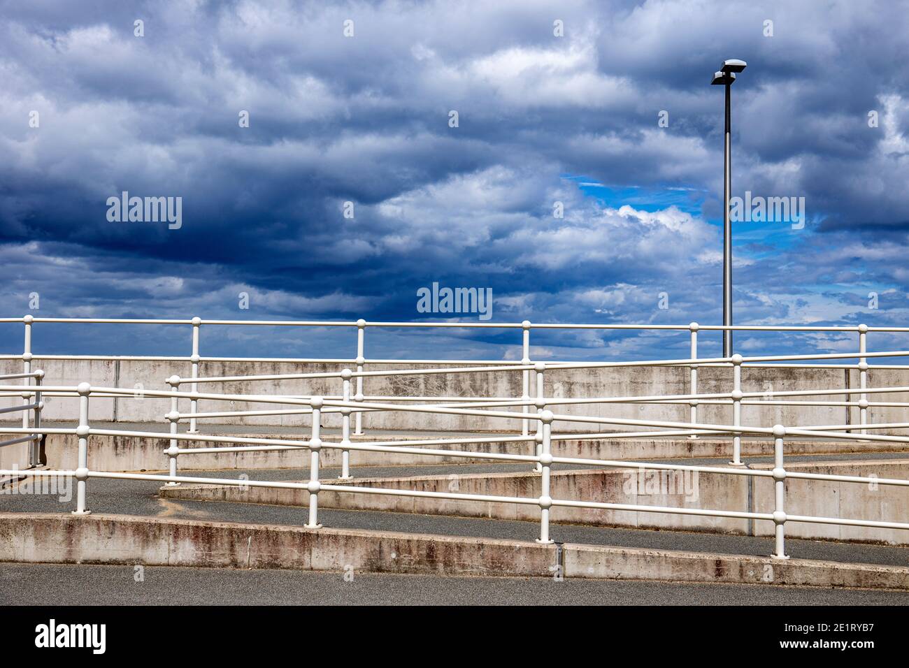 A zig zag rampa per accedere a livello di strada per fare una passeggiata in Colwyn Bay Wales UK Foto Stock