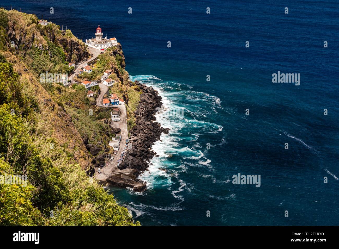 Il pittoresco porto e faro sul mare Isola portoghese di Sao Miguel Foto Stock