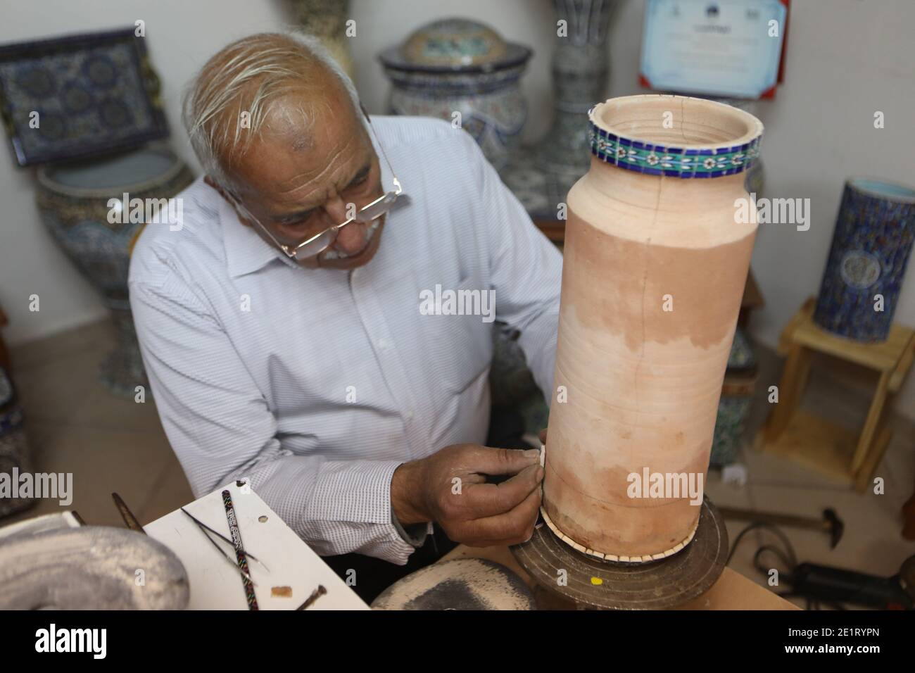 Hebron. 9 gennaio 2021. L'artista palestinese Mohammad al-Jabari lavora su  un'opera d'arte ceramica nella sua casa nella città di Hebron, in  Cisgiordania, 9 gennaio 2021. Al-Jabari, 71 anni, ha trascorso gli ultimi