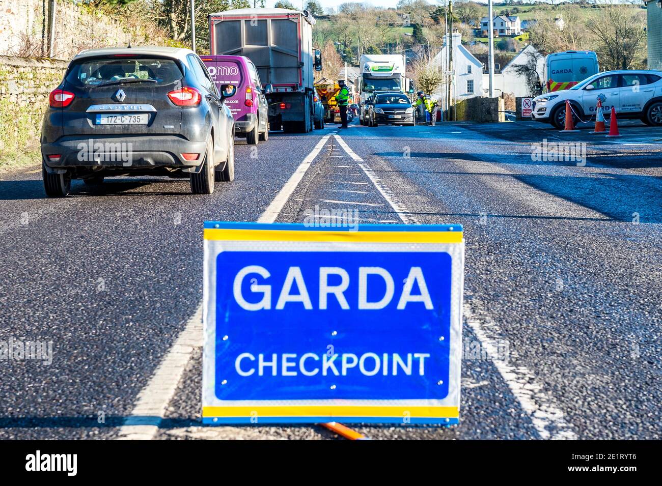 Innishannon, West Cork, Irlanda. 9 gennaio 2021. Gardai uomo un checkpoint a Innishannon oggi come parte dell'operazione Fanacht. Credit: AG News/Alamy Live News Foto Stock