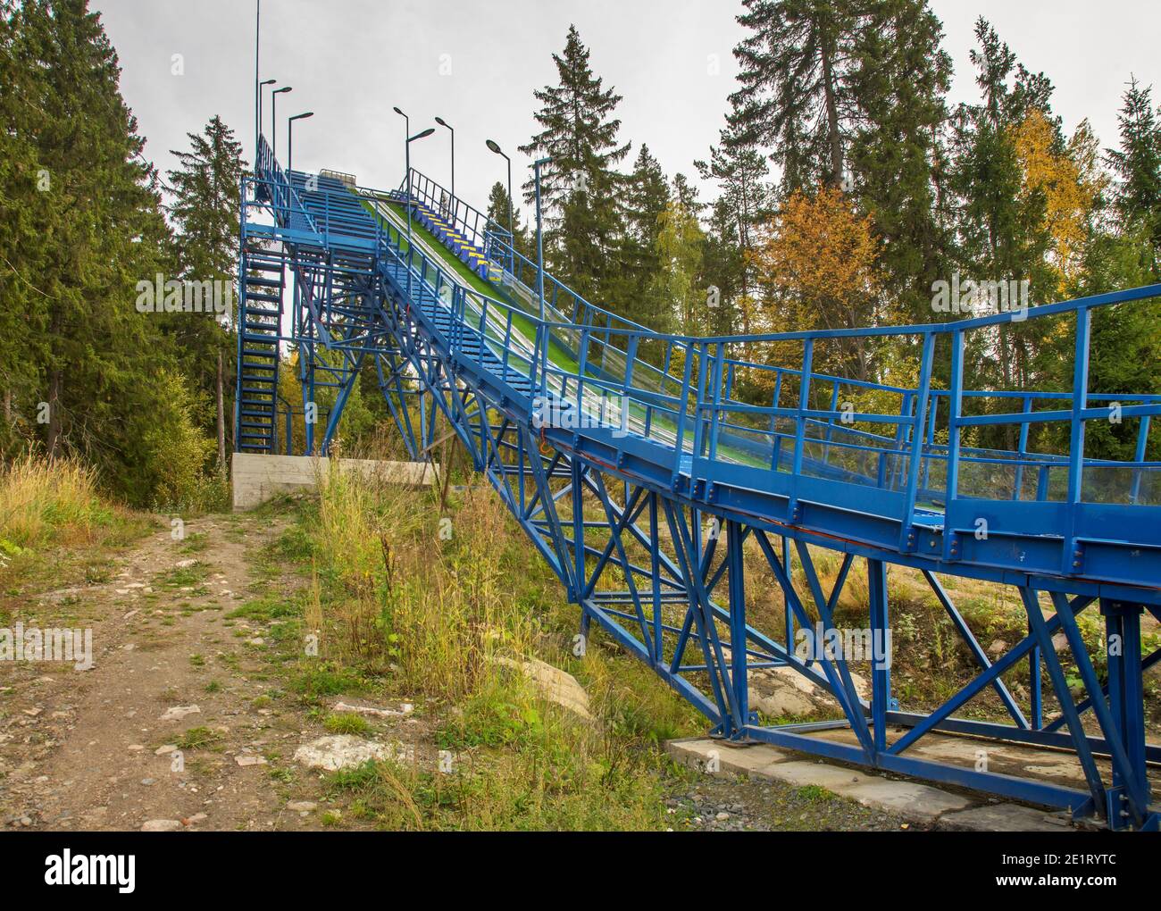 Sci salto collina al parco Vakkosalmi a Sortavala (Serdobol). Repubblica di Carelia. Russia Foto Stock