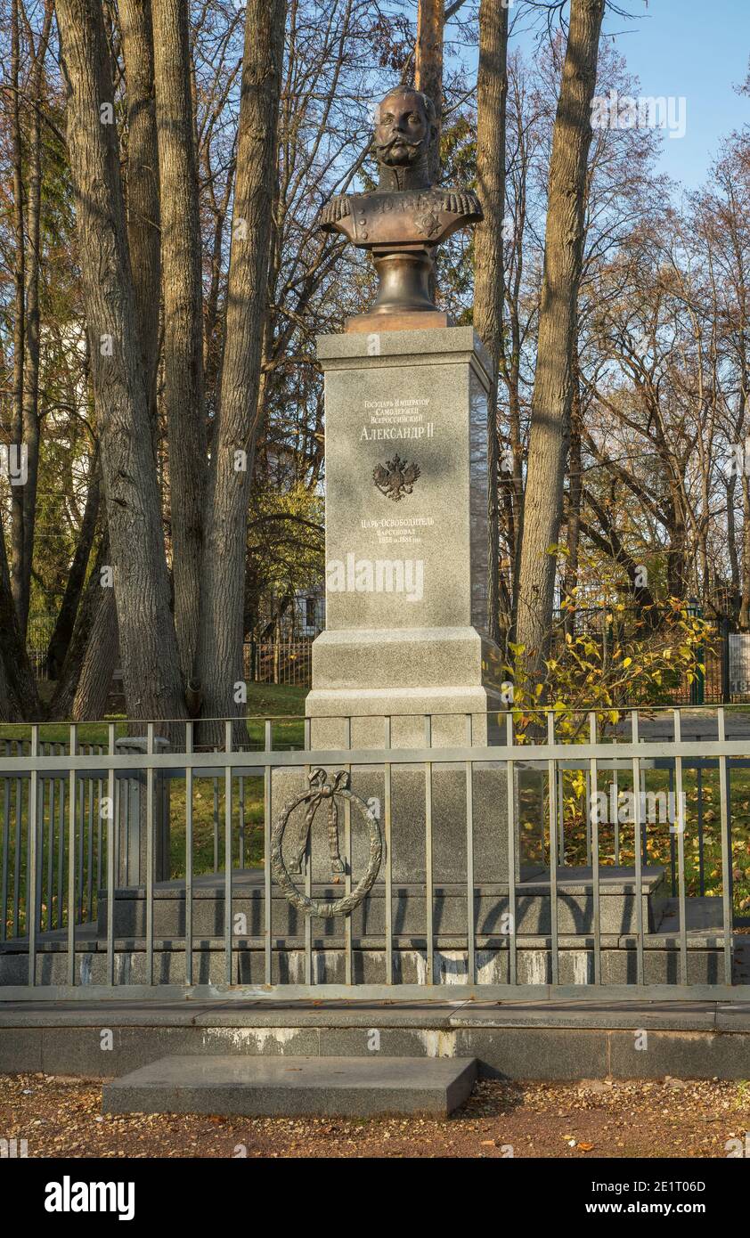 Monumento ad Alessandro II di Russia vicino al palazzo imperiale nel villaggio di Borodino. Russia Foto Stock