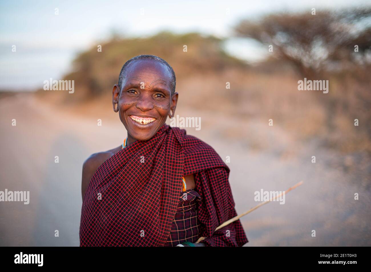 Medio invecchiato Datoga Woman nei suoi abiti tradizionali Foto Stock