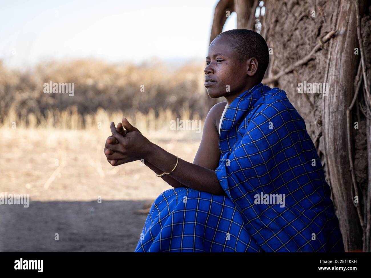 Giovane Datoga ragazza seduta vicino alla sua casa all'ombra Foto Stock