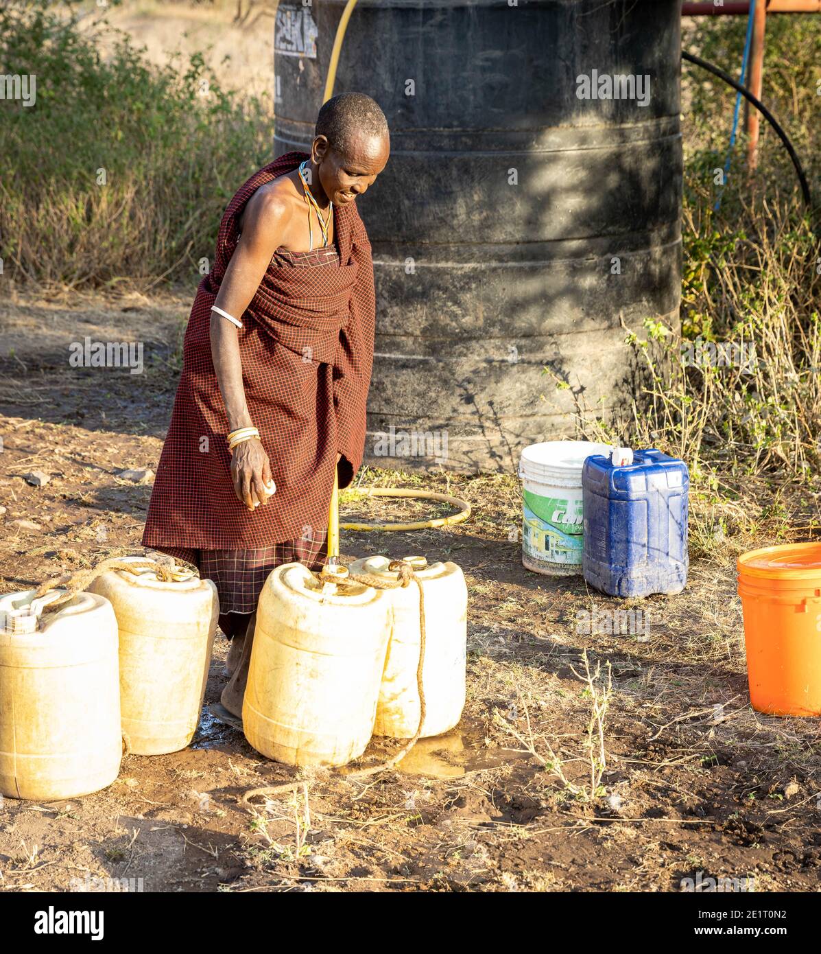 Datoga Donne che prelevano l'acqua per il pozzo del villaggio più vicino Foto Stock