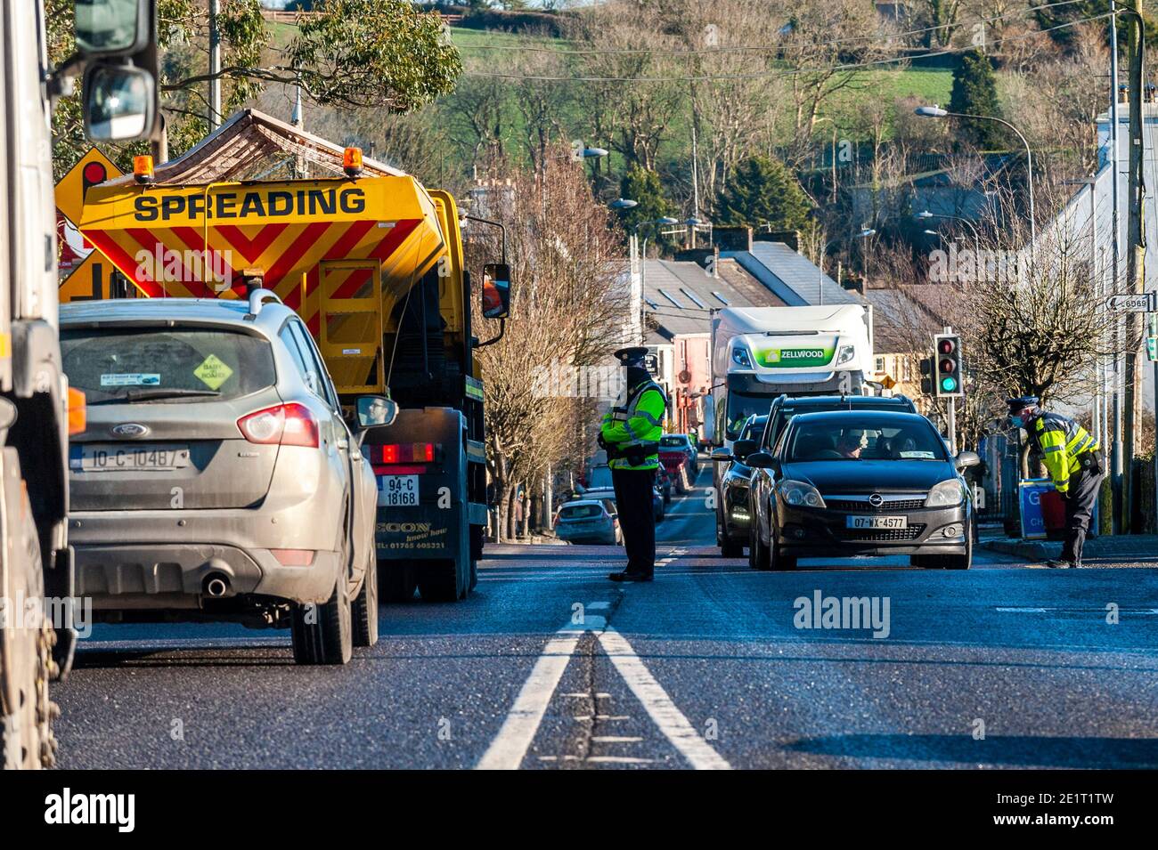 Innishannon, West Cork, Irlanda. 9 gennaio 2021. Gardai uomo un checkpoint a Innishannon oggi come parte dell'operazione Fanacht. Credit: AG News/Alamy Live News Foto Stock