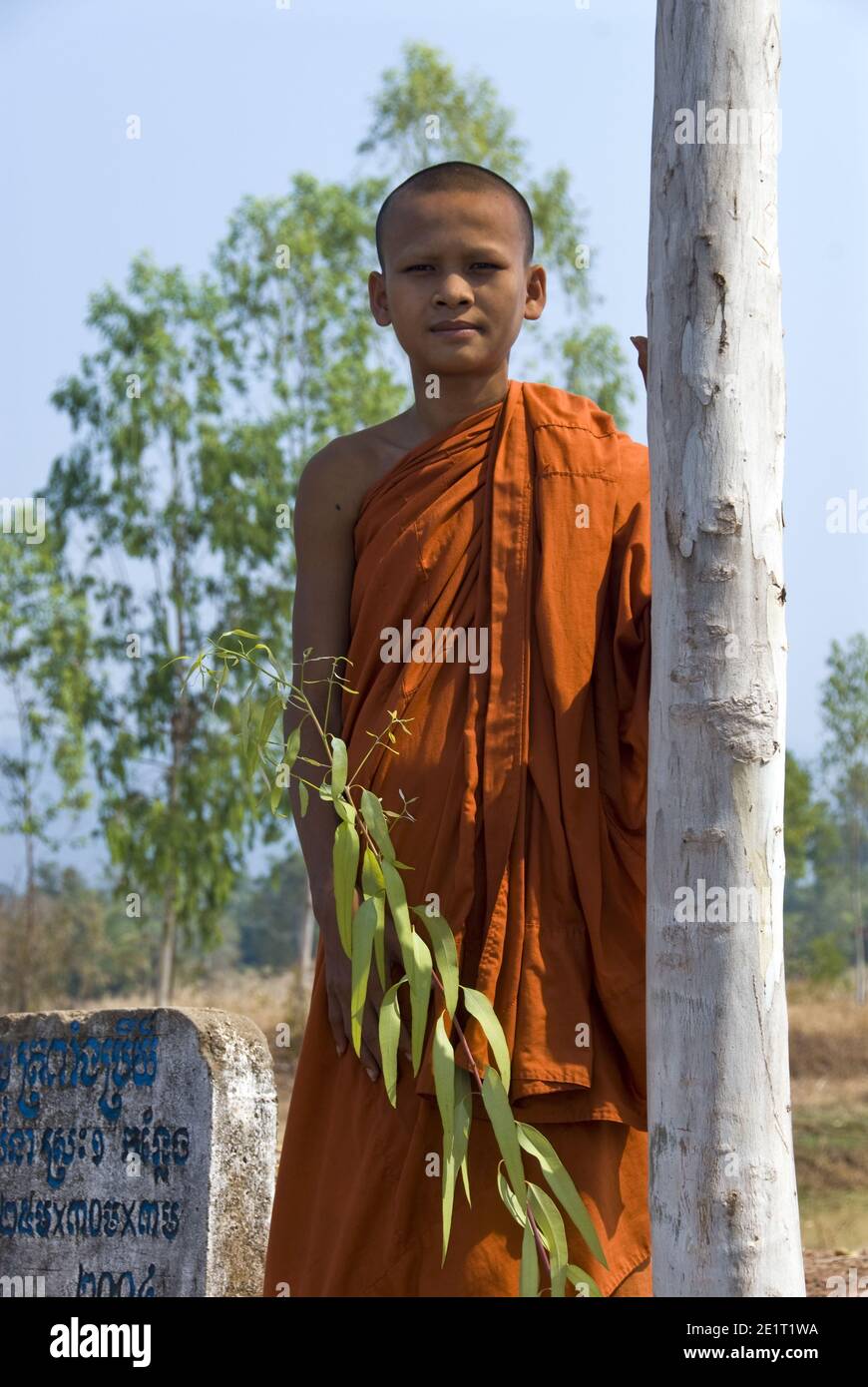 Un giovane monaco vicino al luogo dove il dittatore Pol Pot è stato cremato  e sepolto, ad Anlong Veng, Cambogia Foto stock - Alamy