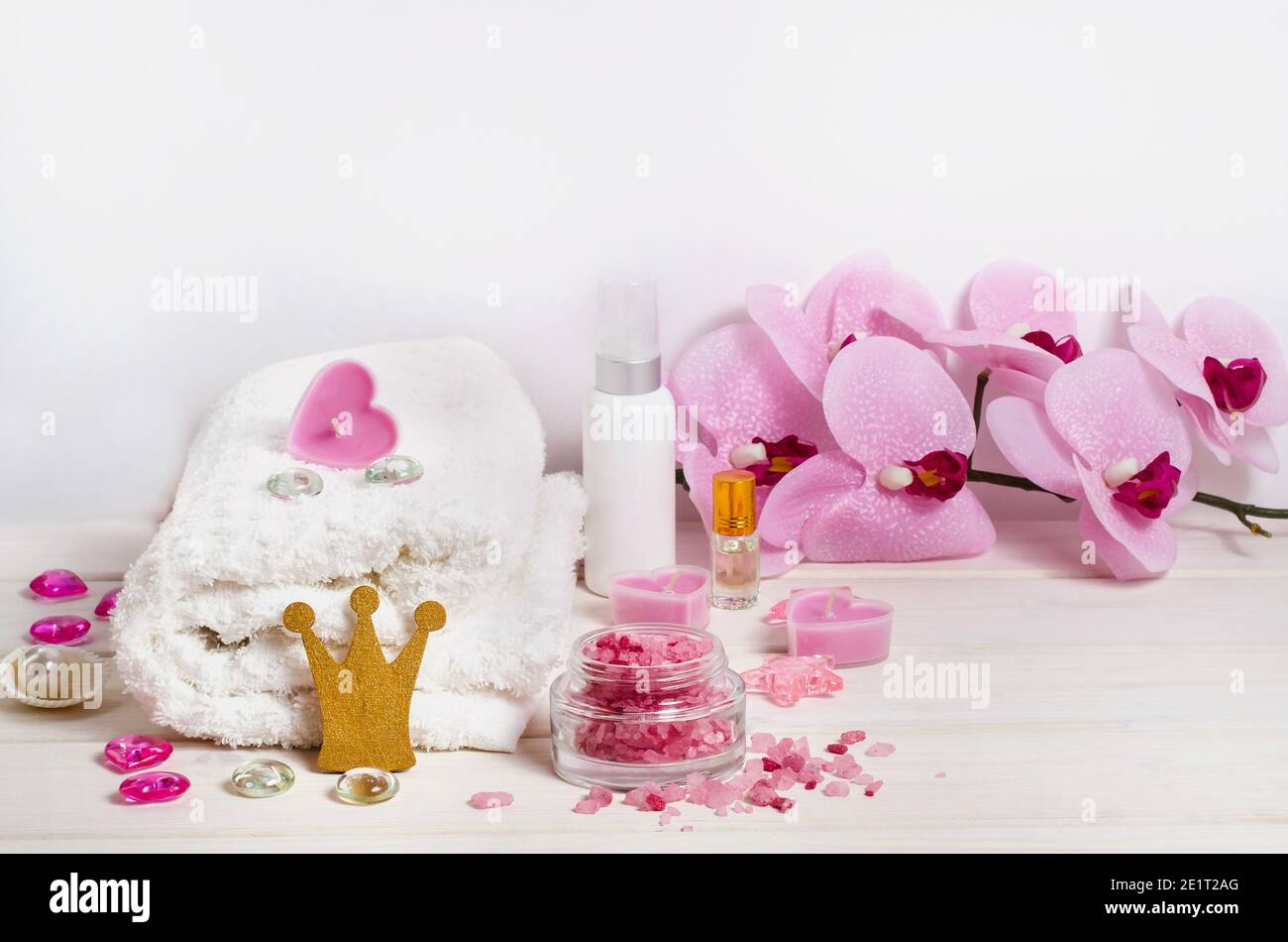 Trattamento spa reale, massaggio come regalo il giorno di San Valentino con spazio copia su sfondo bianco. Per i saloni di bellezza. Foto Stock