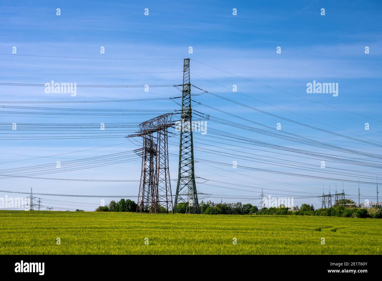 Linee elettriche e tralicci elettrici visti in Germania Foto Stock