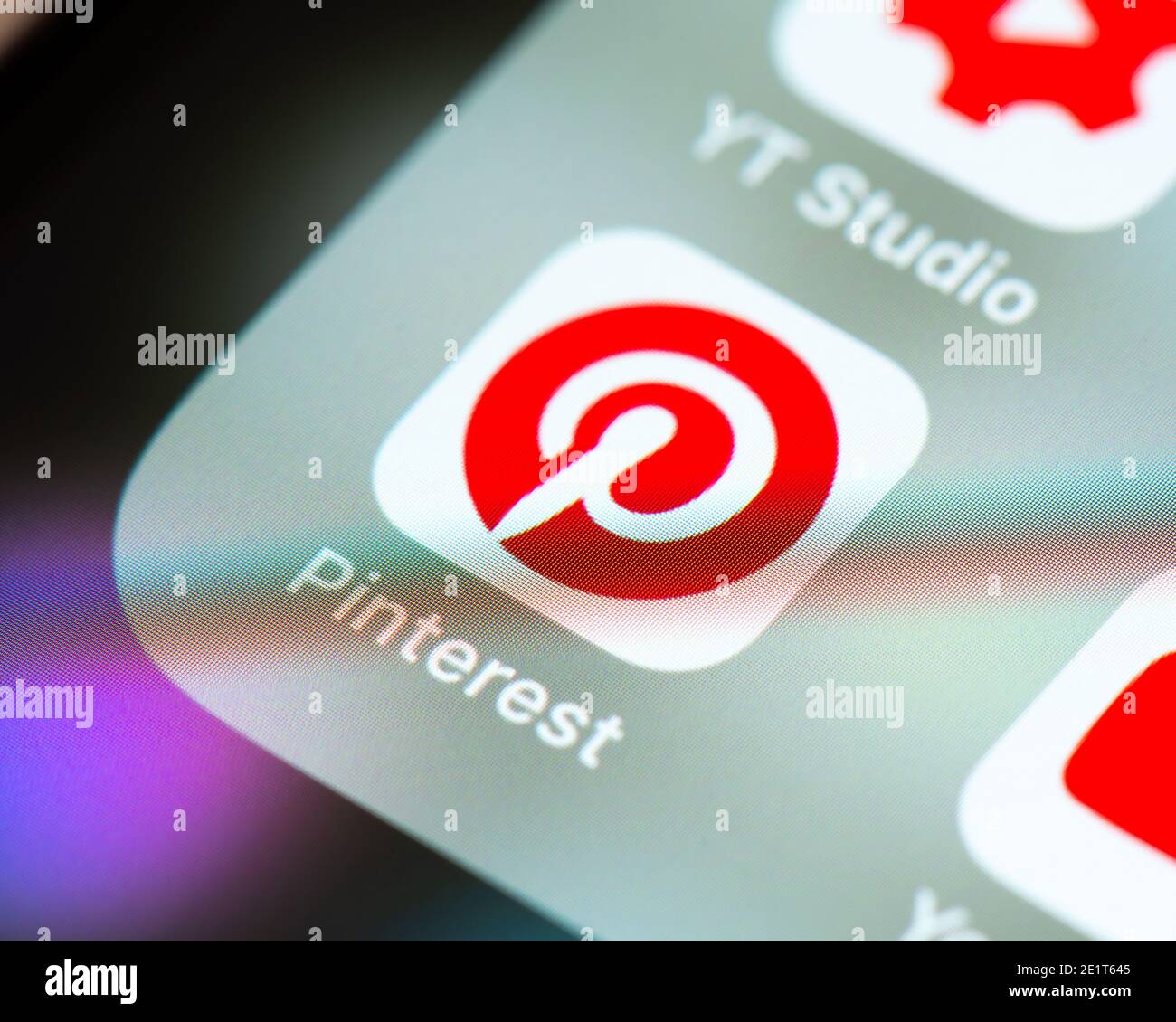 Icona dell'app Pinterest sulla schermata di Apple iPhone. Pinterest è un servizio americano di condivisione di immagini e social media. Foto Stock
