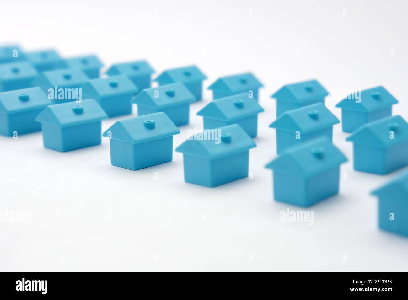 Immobiliare in villaggio cottage. Associazione proprietario di casa. File case giocattolo. Case blu in miniatura disposte su tre file. Edifici giocattolo in miniatura. Molti Foto Stock