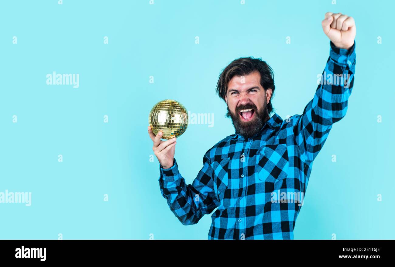 siate di buon umore. festeggiate la vacanza. uomo bearded in camicia a scacchi con palla da discoteca. ragazzo casual esprime emozioni umane. hipster felice con baffi in festa. divertirsi. lascia andare a ballare. Foto Stock