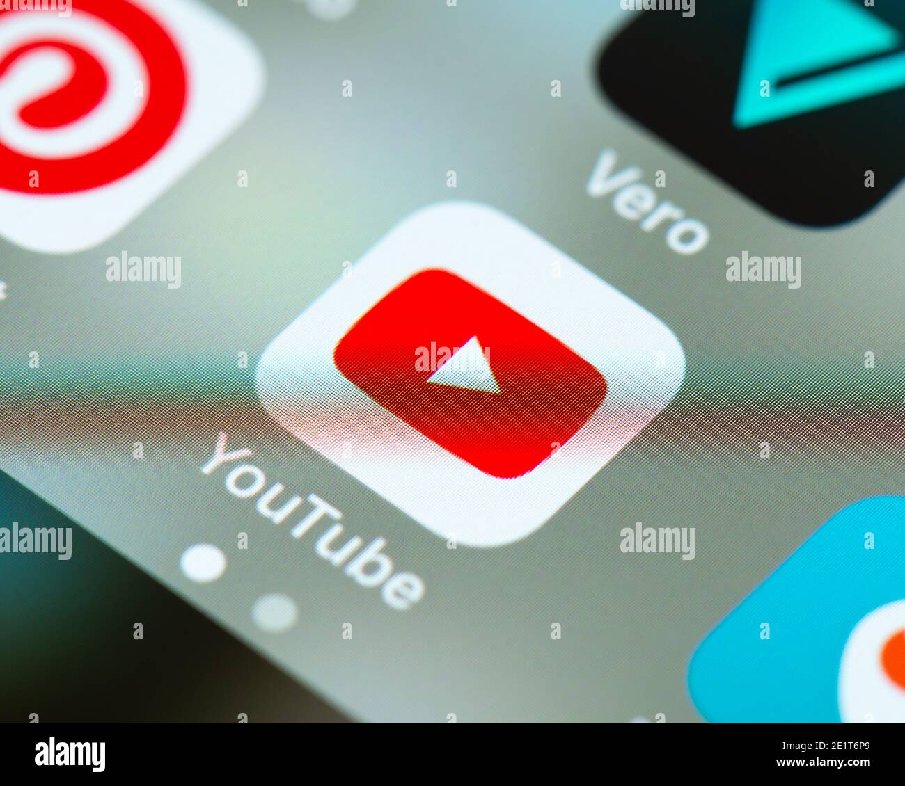 Icona dell'app YouTube sulla schermata di Apple iPhone. YouTube è una piattaforma americana di condivisione video online. Google ha acquistato il sito nel novembre 2006. Foto Stock