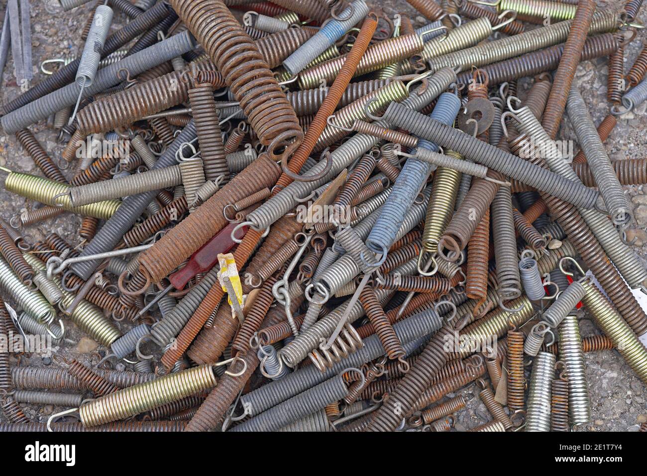 Molle elicoidali usate di varie dimensioni e dimensioni Foto Stock