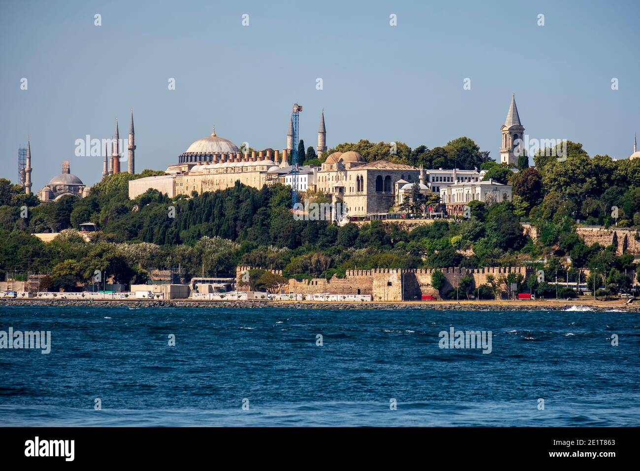 Vista dalla costa di Sarayburnu, la penisola storica e le cupole del Palazzo Topkapi a Istanbul Foto Stock