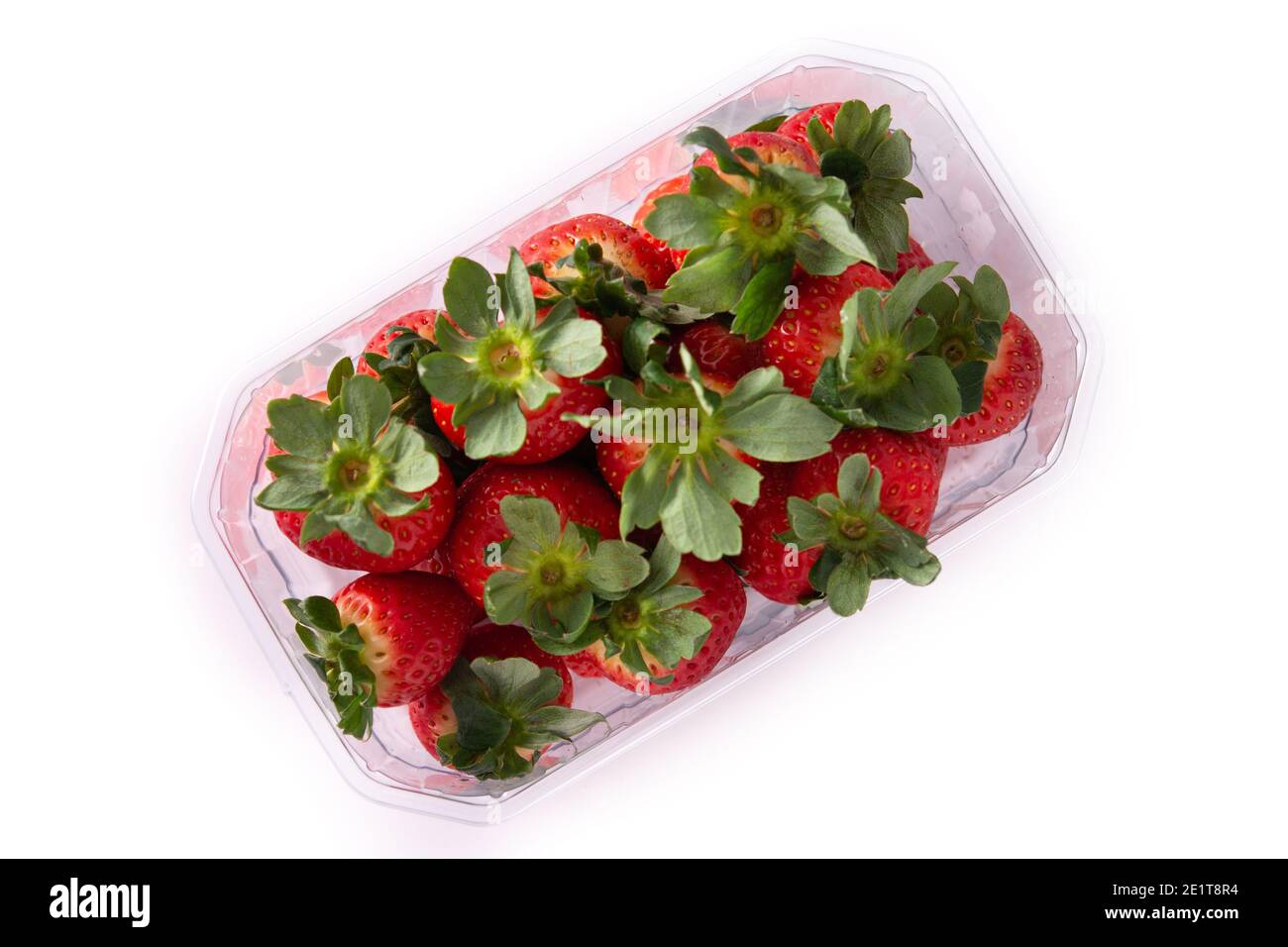 Fragole in confezione di plastica isolate su fondo bianco Foto Stock