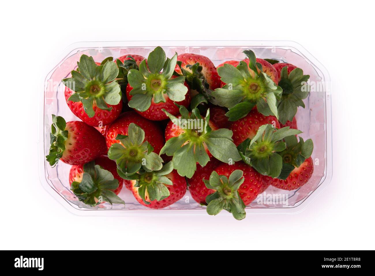 Fragole in confezione di plastica isolate su fondo bianco Foto Stock