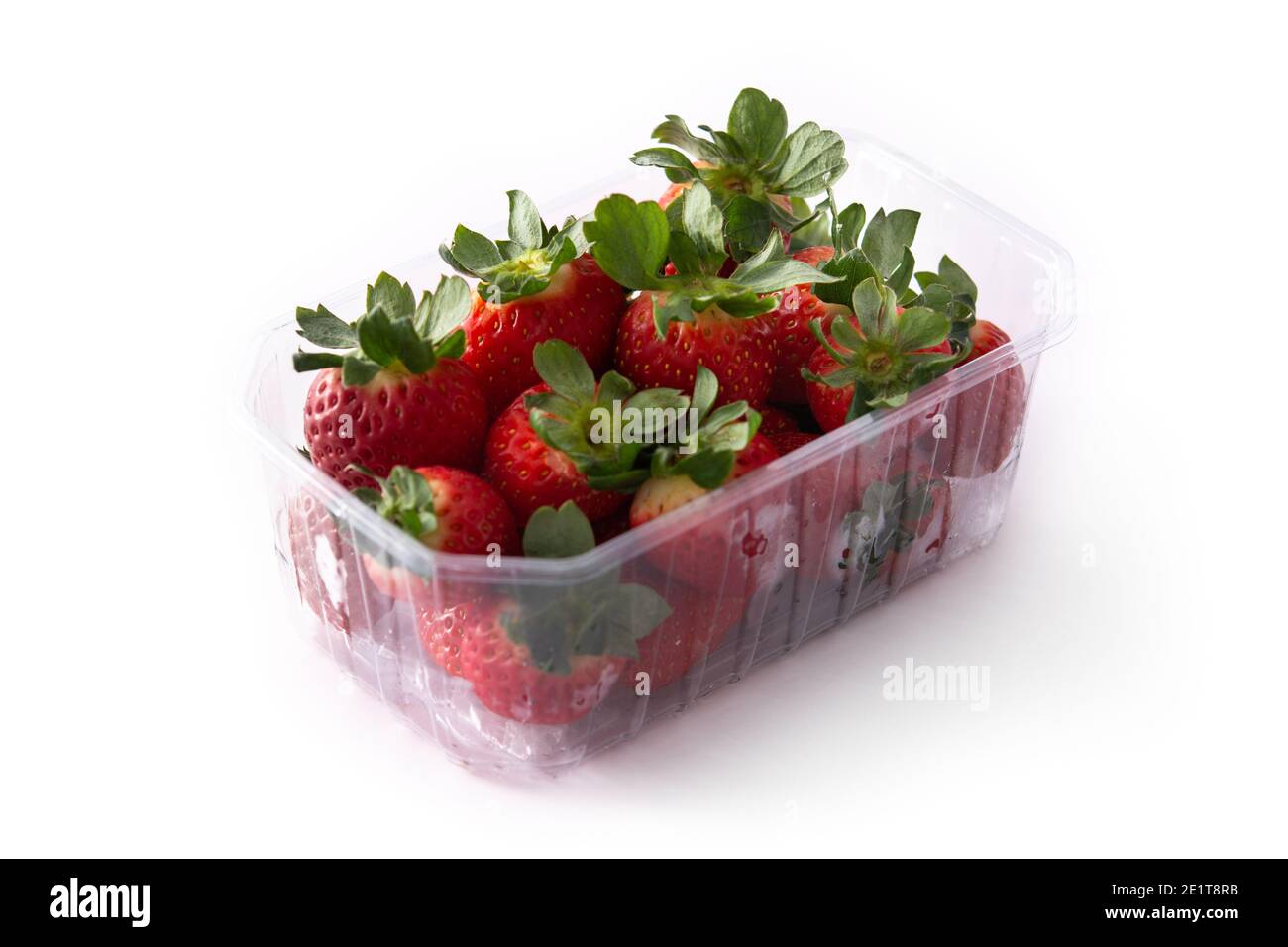 Fragole in confezione di plastica isolate su fondo bianco Foto Stock