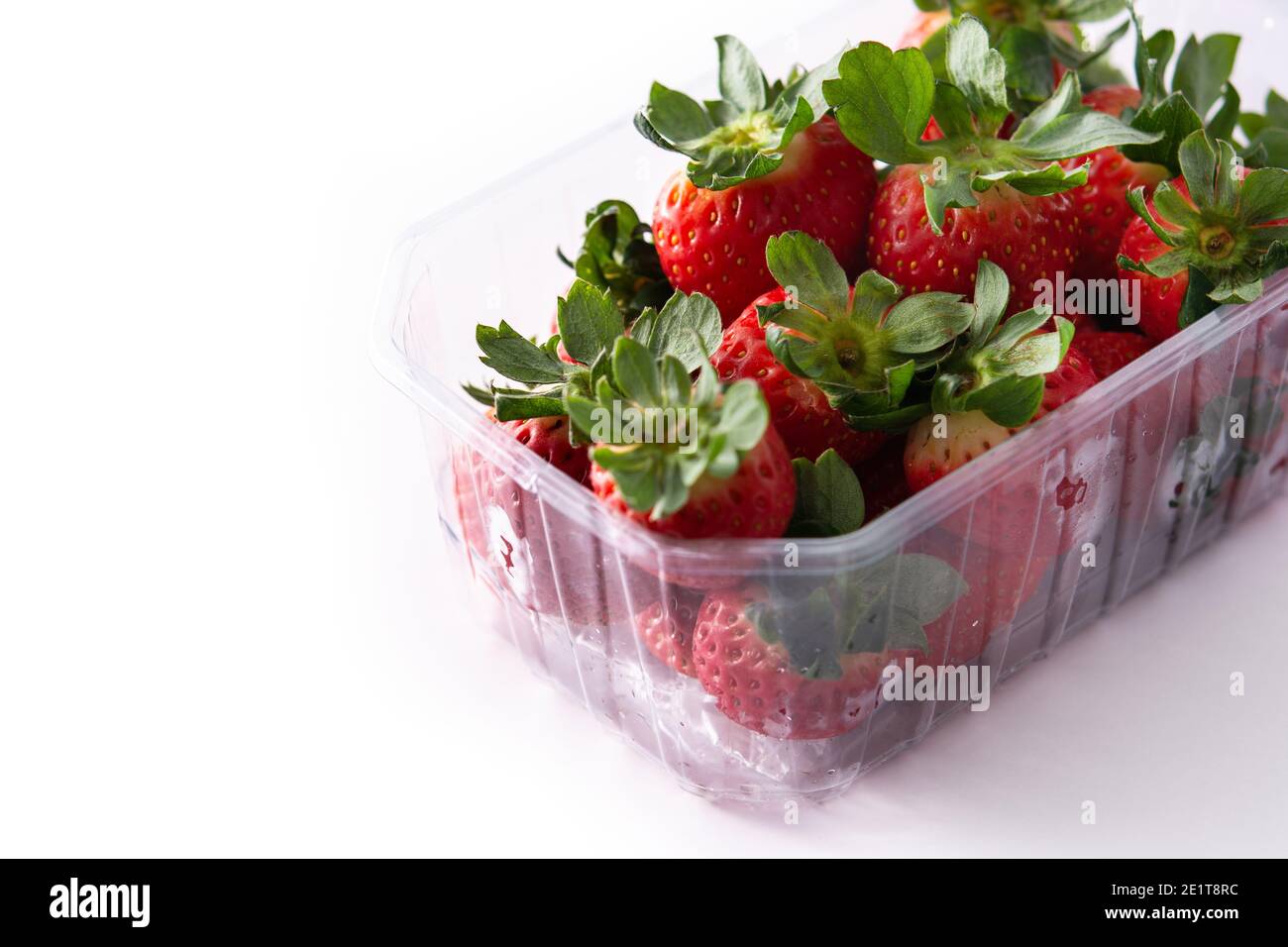 Fragole in confezione di plastica isolate su fondo bianco Foto Stock