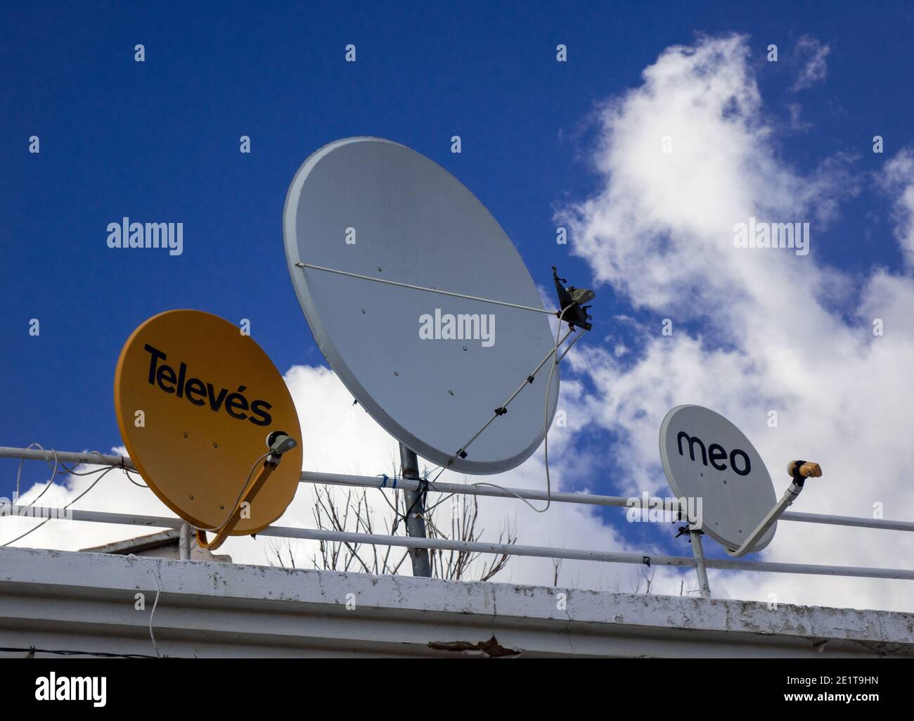 Tre piatti TV via satellite su una casa in Silves Portogallo Piatti satellitari dalla TV portoghese e Internet Provider Televes e. Meo Foto Stock
