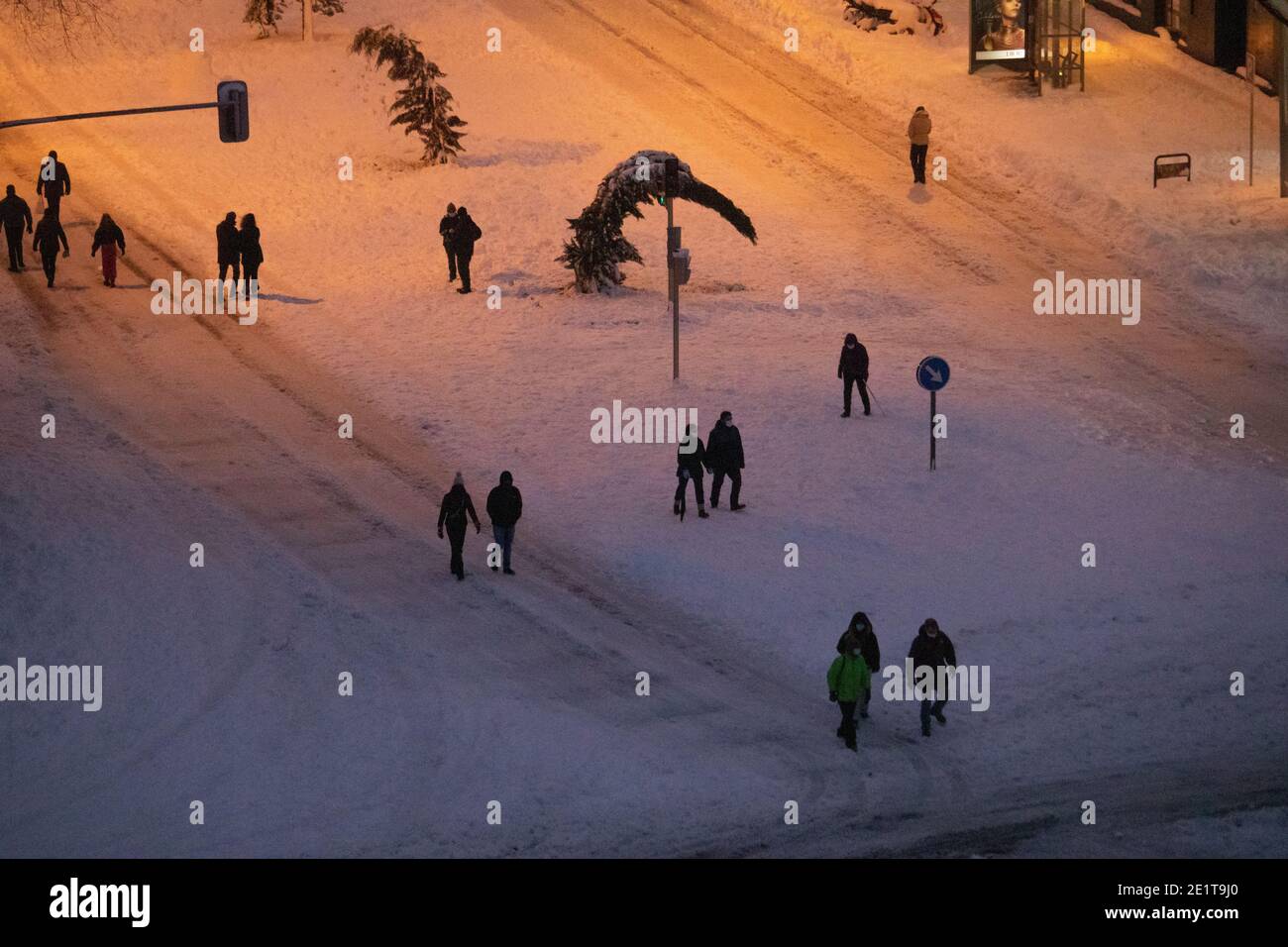 Madrid, Spagna. 9 gennaio 2021. Persone che camminano in mezzo alla strada coperta di neve a causa della tempesta Filomena che causa una storica nevicata a Madrid. Le auto non possono passare a causa della neve. Álvaro Laguna/Alamy Live News Foto Stock