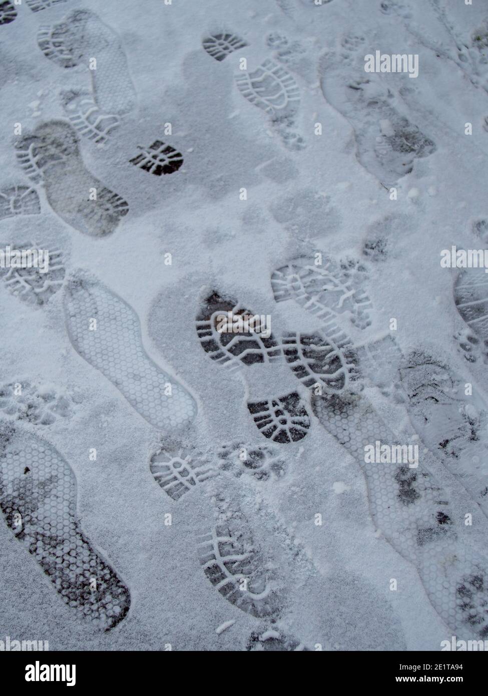 Impronte nella neve - pericolo di camminare nella neve. Texture footprint. Foto Stock