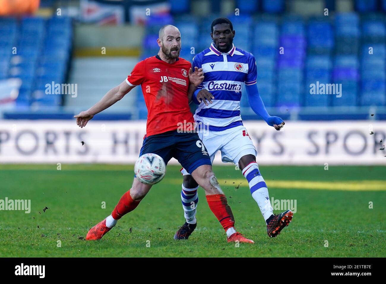 Luton, Regno Unito. 07 luglio 2020. Danny Hylton (9) di Luton Town e Joseph Ajose (41) di Reading durante la fa Cup 3 ° turno inizia chiuso porte partita tra Luton Town e Reading a Kenilworth Road, Luton, Inghilterra il 9 gennaio 2021. Foto di David Horn/prime Media Images. Credit: Prime Media Images/Alamy Live News Foto Stock