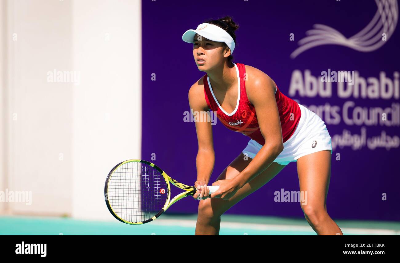 Leylah Fernandez del Canada in azione contro Tamara Zidansek della Slovenia  durante il secondo round al torneo WTA Women's Tennis Open WTA 500 di Abu  Dhabi 2021 dell'8 gennaio 2021 ad Abu