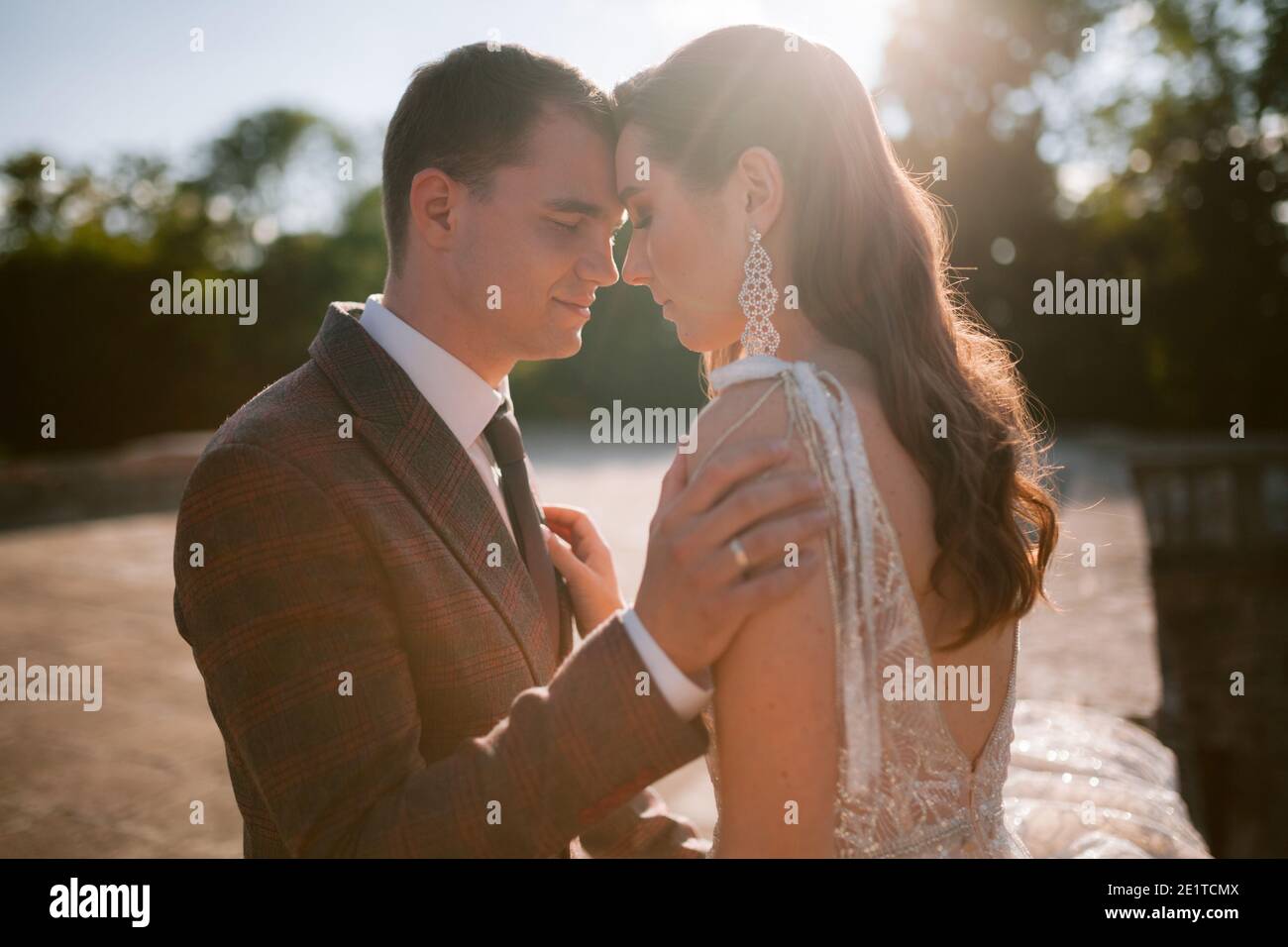 Sposa e sposo si guardano l'un l'altro e sorridono. Felice coppia di nozze newlywed Foto Stock