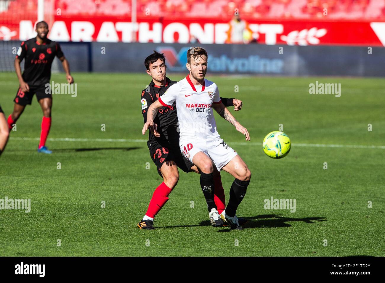 Ivan Rakitic di Siviglia e Martin Zubimendi di Real Sociedad durante la partita di calcio del campionato spagnolo la Liga tra Sevilla FC e Real Sociedad il 9 gennaio 2021 allo stadio Ramon Sanchez Pizjuan di Siviglia, Spagna - Foto Joaquin Corchero/Spagna DPPI/DPPI/LM Credit: Paola Benini/Alamy Live News Foto Stock