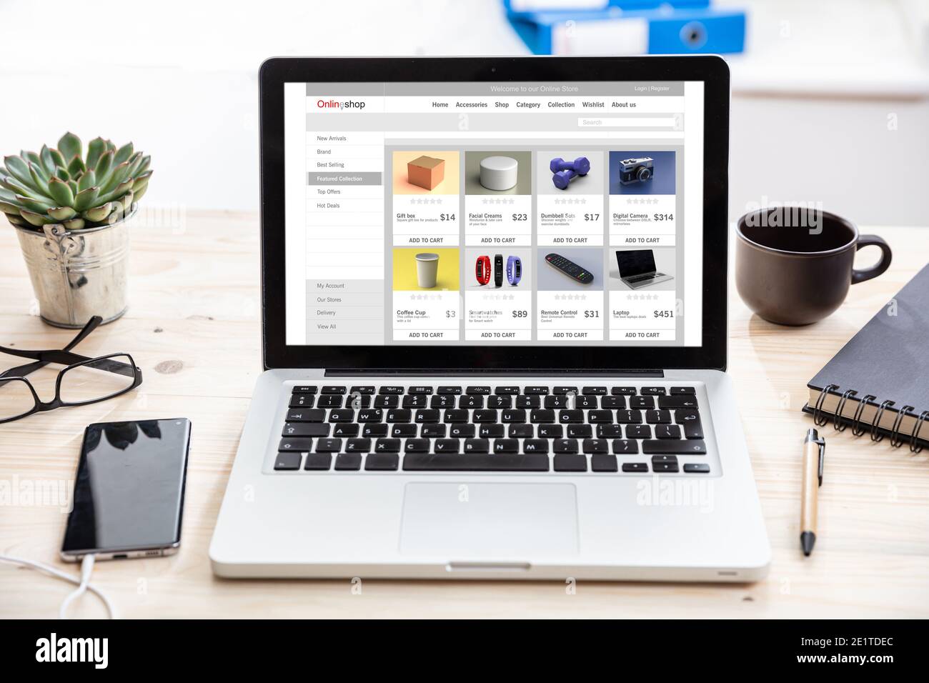 Sito Web del negozio online, Eshop, ecommerce, pagina Web di marketing digitale su schermo laptop, sfondo della scrivania dell'ufficio. Foto Stock