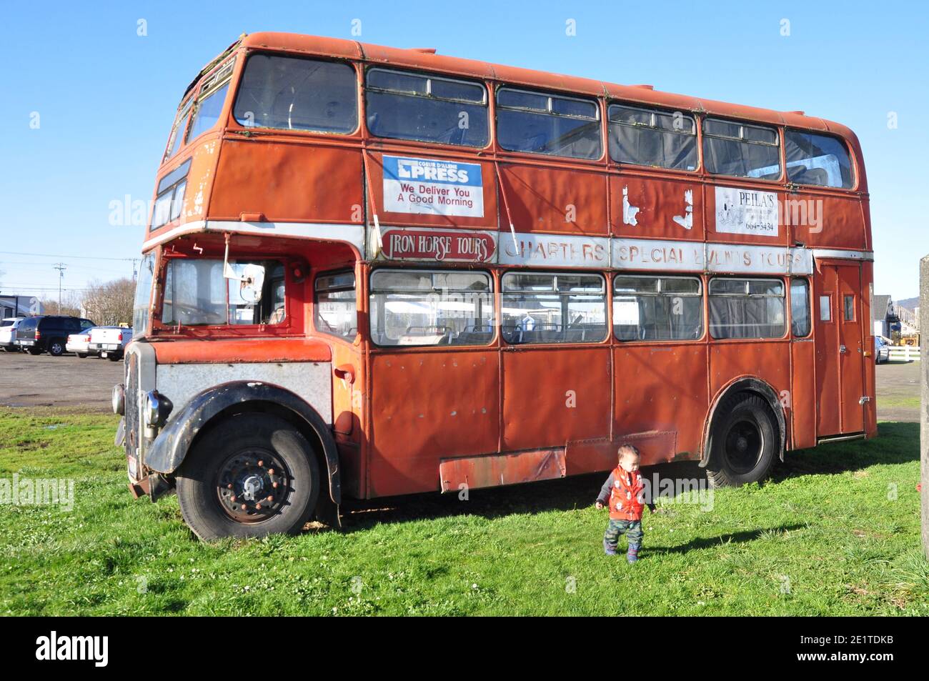 Vecchie attrezzature agricole e veicoli d'epoca, automobili, camion allenano a Blue Heron, Tillamooklocated on 2001 Blue Heron Drive a Tillamook, Oregon Foto Stock