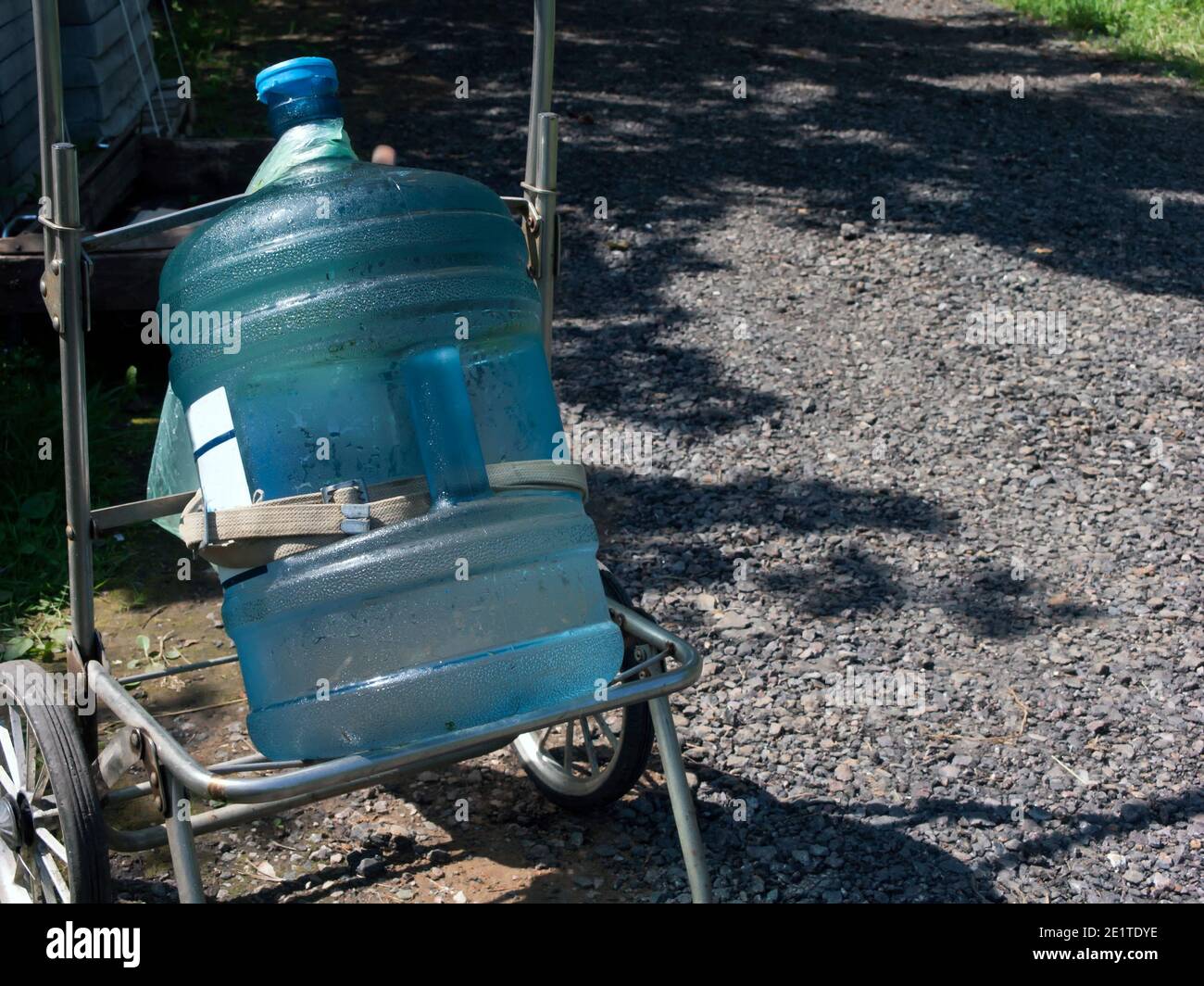 Un carrello con una bottiglia di plastica piena d'acqua, pallini all'aperto  Foto stock - Alamy