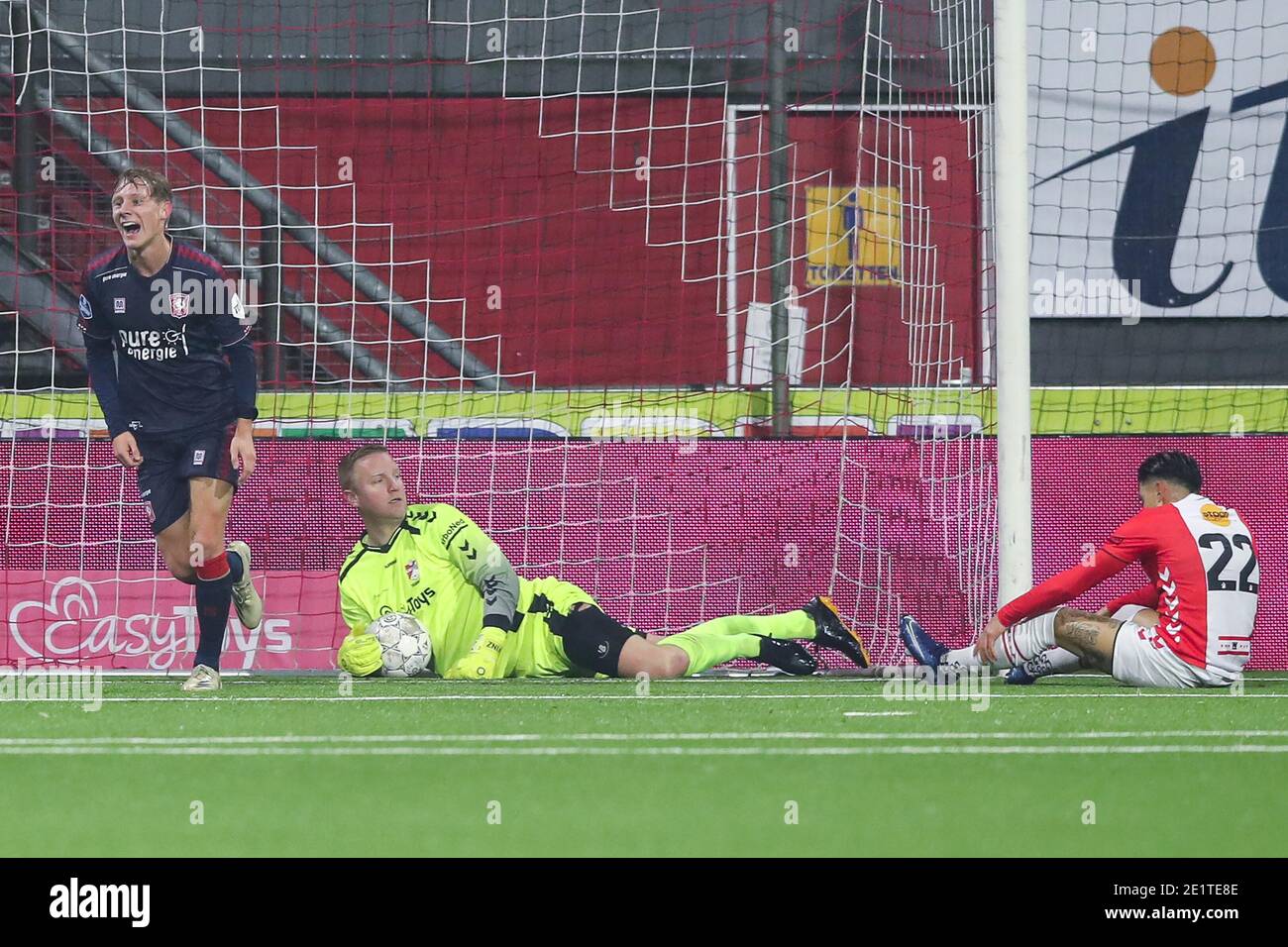 EMMEN, PAESI BASSI - 9 GENNAIO: L-R: Jesse Bosch di FC Twente festeggia dopo aver segnato il suo terzo gol durante la partita olandese Eredivisie tra FC Emmen e FC Twente a De Oude Meerdijk il 9 gennaio 2021 a Emmen, Paesi Bassi (Foto di Pieter van der Woude/BSR AgencyOrange PicturesAlamy Live News) Foto Stock