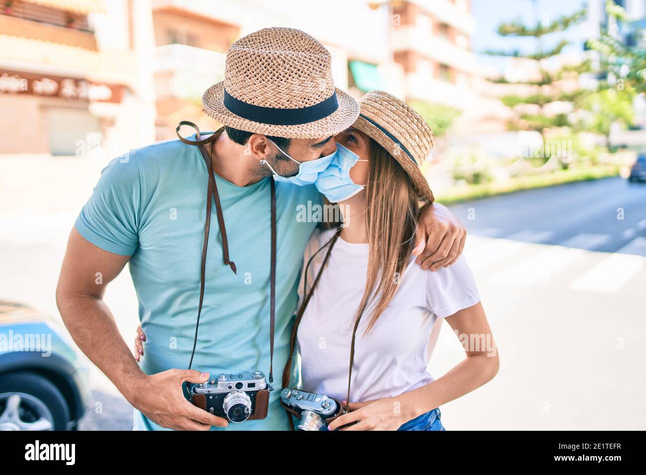 Giovane coppia di turisti fidanzati e fidanzati in estate maschera di  sicurezza da viaggio con coronavirus Foto stock - Alamy