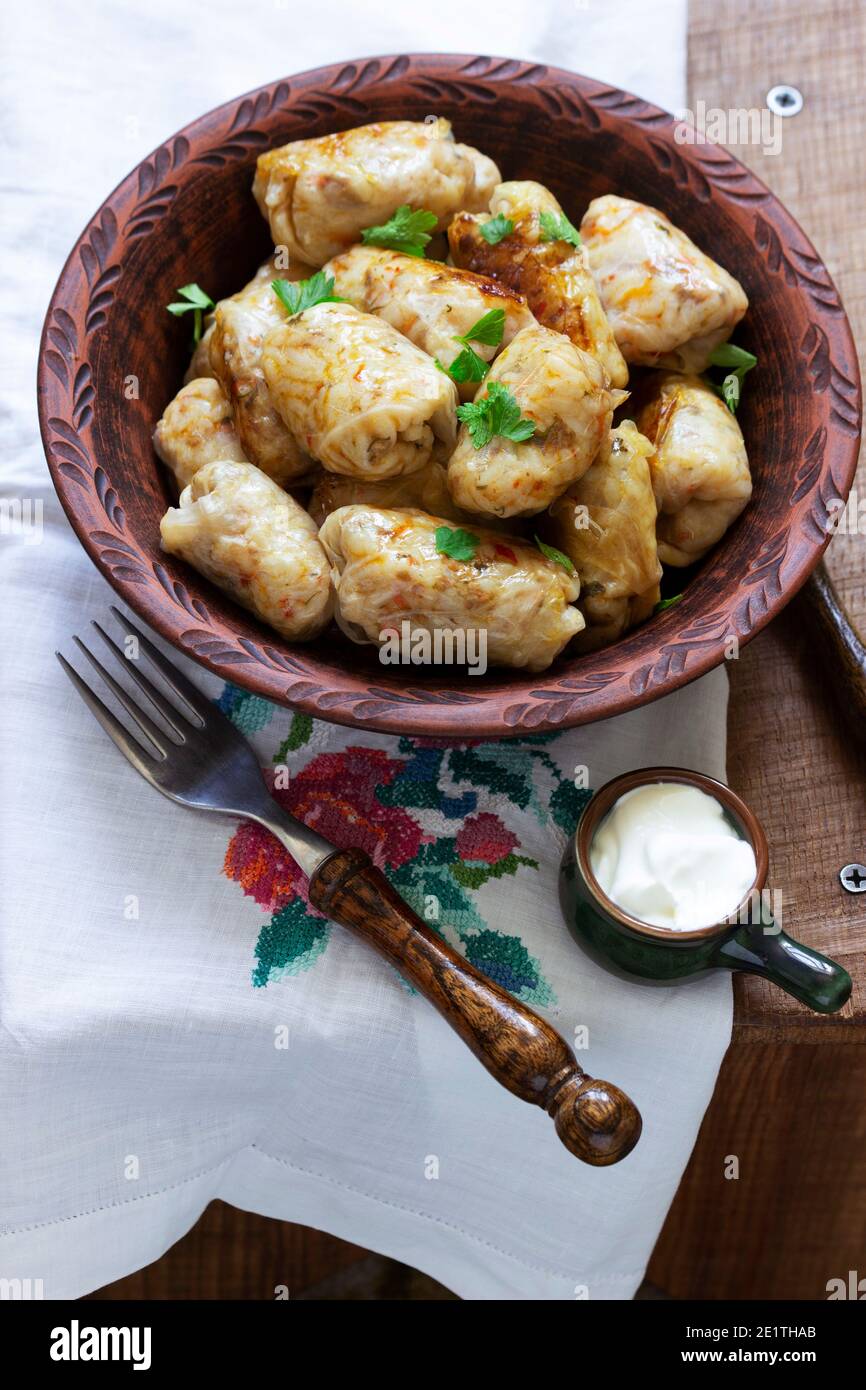Involtini di cavolo, un piatto tradizionale di cucina moldava e rumena. Foto Stock