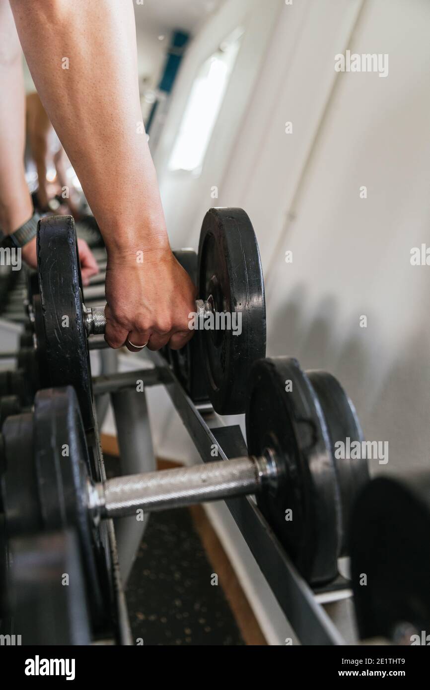 Peso della mano in palestra. Primo piano. La messa a fuoco è a portata di mano. Foto Stock