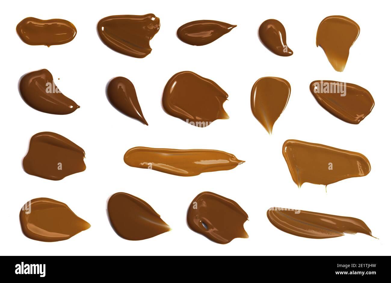 Campioni di Cocoa toned Liquid Foundation isolato su un bianco Sfondo Foto Stock