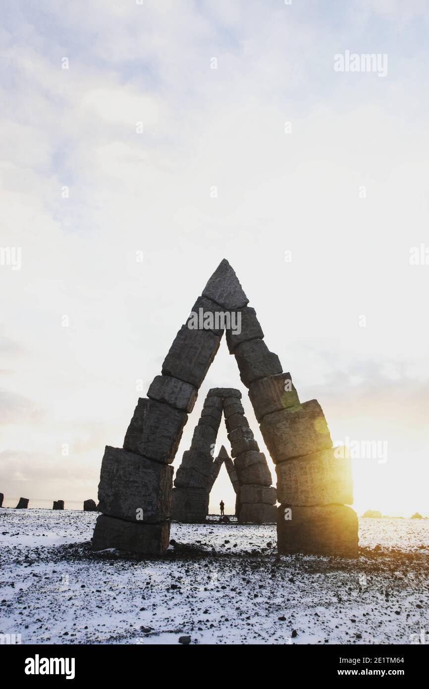 Panorama invernale di archi monumento basalto blocchi art pietra Costruzione Artico Henge a Raufarhofn Nord Islanda Europa Foto Stock