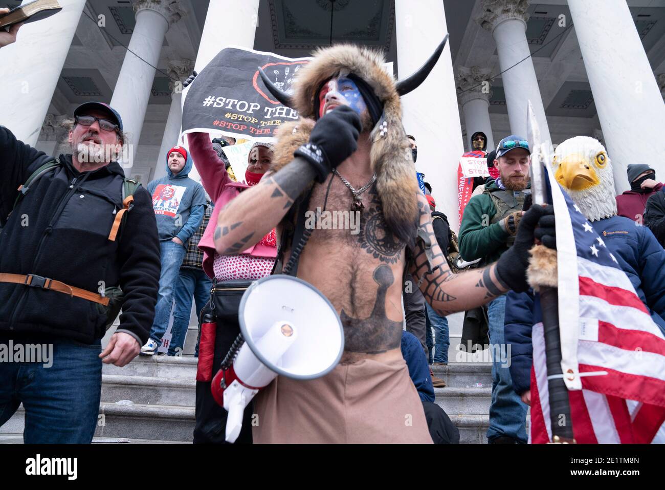 6 gennaio 2021, Washington, District of Columbia, USA: Tra i sostenitori del presidente Trump che si è mosso verso il Campidoglio degli Stati Uniti, uno nella sua pelliccia, cappello a corna e volto dipinto, è stato Jacob Anthony Chansley, noto anche come JAKE ANGELI, un sostenitore del QAnon che è stato un appuntamento fisso nei raduni politici di destra dell'Arizona nel corso dell'ultimo anno. I riotatori hanno scaldato Capitol Hill quando il Congresso ha votato per affermare la vittoria elettorale del presidente eletto Biden sul presidente Trump. I riotatori hanno violato tutte le barriere di sicurezza, sono saliti le scale della collina riservate ai membri del Congresso e hanno messo in stato d'assalto il pavimento del Senato. (Credito i Foto Stock