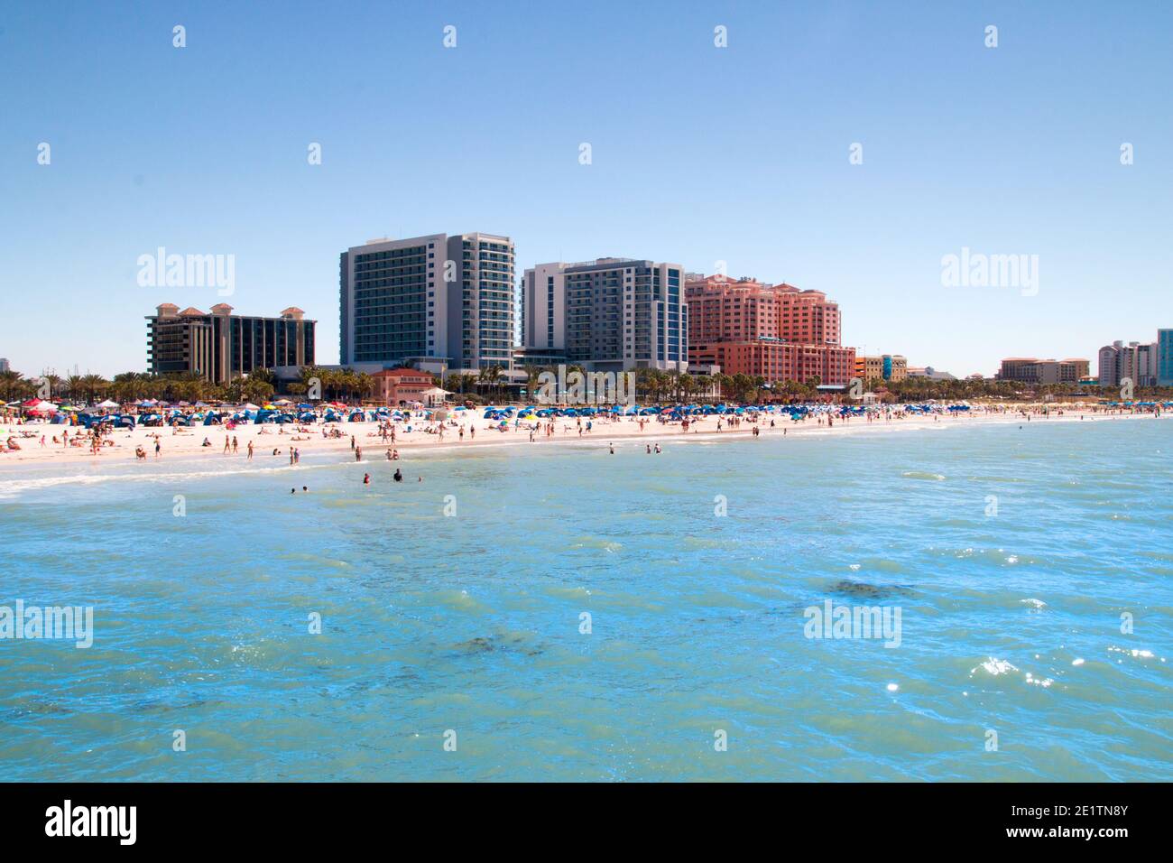 Spiaggia di sabbia tropicale affollata dai turisti che prendono il sole a Clearwater Beach, Tampa Bay, Florida vacanza, Stati Uniti Foto Stock