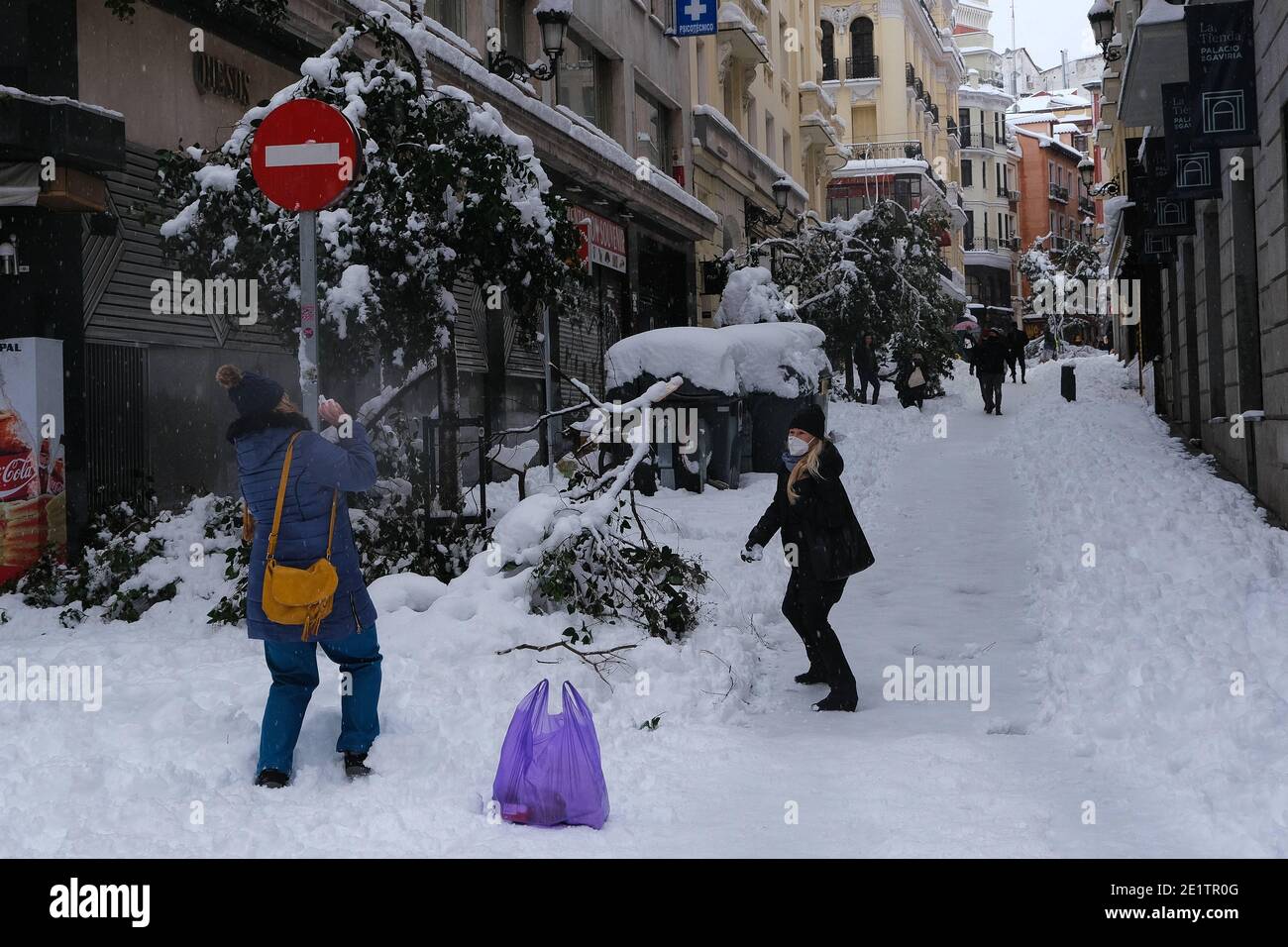 Madrid, Spagna. 09 gennaio 2021. La storica nevicata della tempesta Filomena ha intrappolato migliaia di conducenti sulle strade di Madrid. L'Agenzia per le emergenze e la sicurezza di Madrid 112 ha indicato che nelle prime ore di questo sabato sono stati rilasciati circa 1,000 veicoli. Alcuni alberi nella capitale non hanno sostenuto il peso della neve e sono finiti su Falling Credit: CORDON PRESS/Alamy Live News Foto Stock