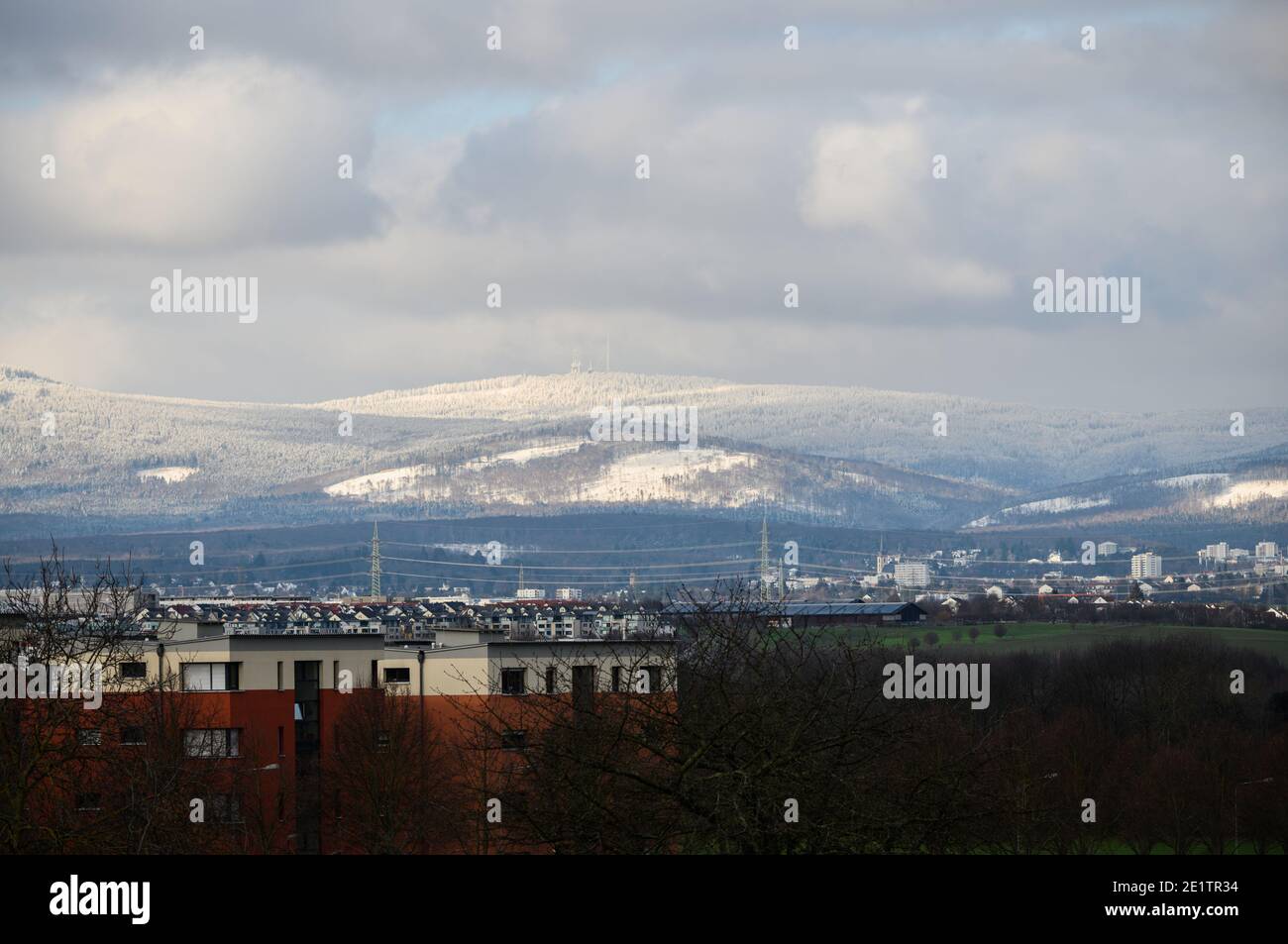 09 gennaio 2021, Hessen, Francoforte sul meno: Vista dal Frankfurter Berg alla vetta innevata di Feldberg. La zona di Feldberg nel Taunus è chiusa a causa della rottura della neve e per evitare una corsa di escursionisti invernali. Il vertice è accessibile solo senza motorizzazione. Foto: Andreas Arnold/dpa Foto Stock