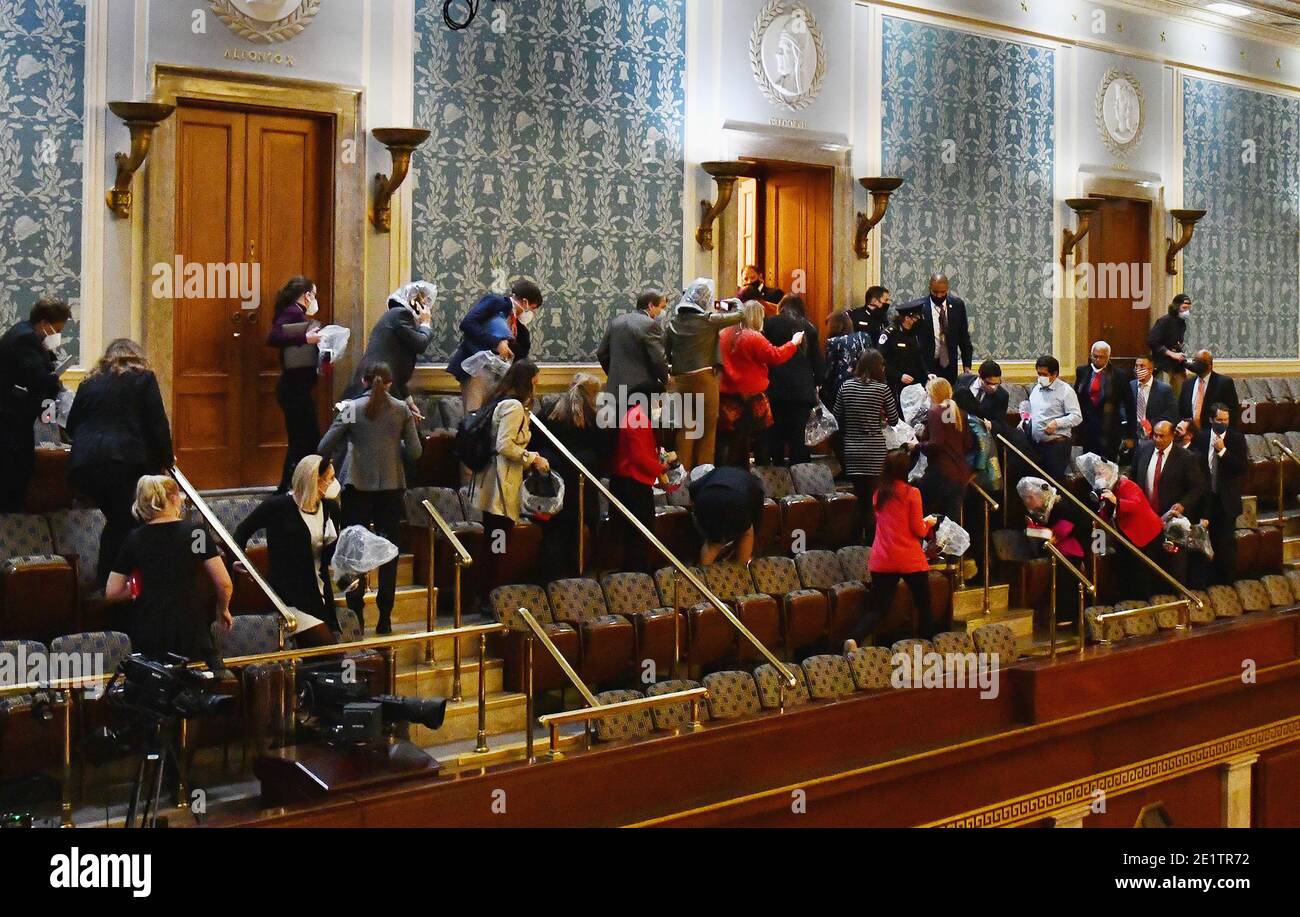 Washington, Stati Uniti. 09 gennaio 2021. I membri del congresso della casa trasportano le loro maschere di gas mentre sono evacuati dalla Camera della Camera a causa dei rioters che entrano nel Campidoglio degli Stati Uniti a Washington, DC mercoledì 6 gennaio 2021. Una folla pro-Trump si è rotta nel Campidoglio degli Stati Uniti causando distruzione, un'evacuazione e almeno quattro morti. Dopo un lungo ritardo il Congresso ha certificato la vittoria di Joe Biden nelle elezioni presidenziali. Photo by Pat Benic/UPI Credit: UPI/Alamy Live News Foto Stock